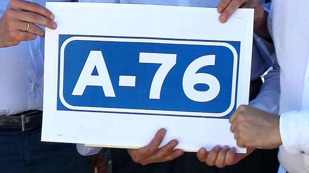 Un grupo de políticos populares sostienen un cartel reivindicando la A-76 en una imagen de 2016.