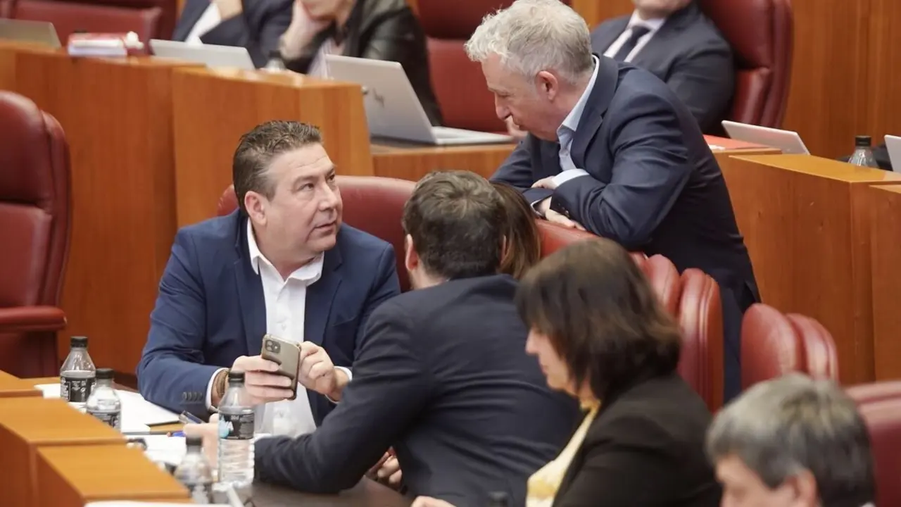 Luis Mariano Santos, de la UPL, y Ángel Ceña, de Soria Ya, durante el Pleno de las Cortes. Foto: Rubén Cacho.