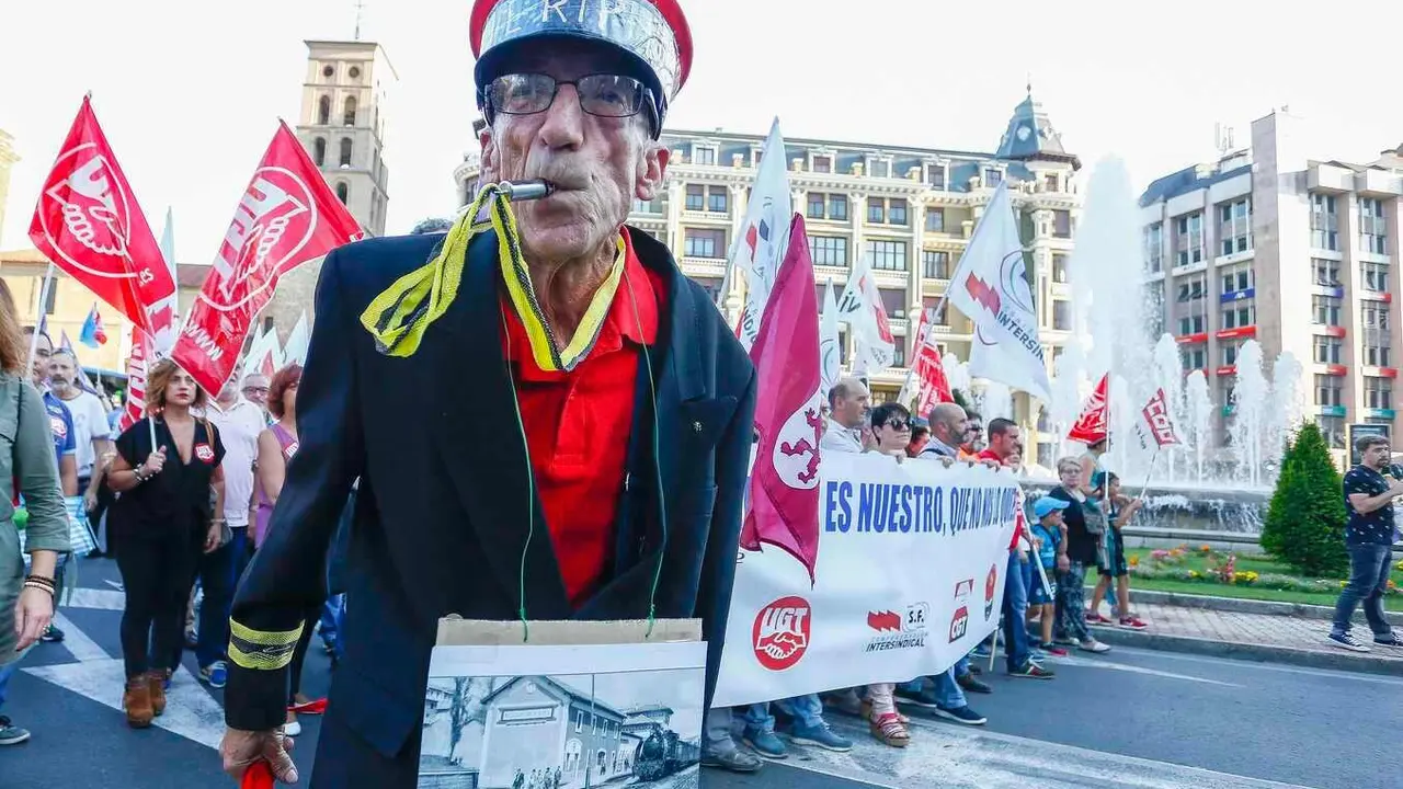 Manifestación en defensa de Feve transitando por el centro de la capital en 2018. Foto: Campillo