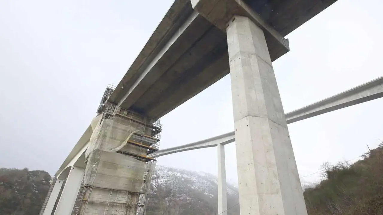 Imagen de uno de los puentes sobre la A-6.