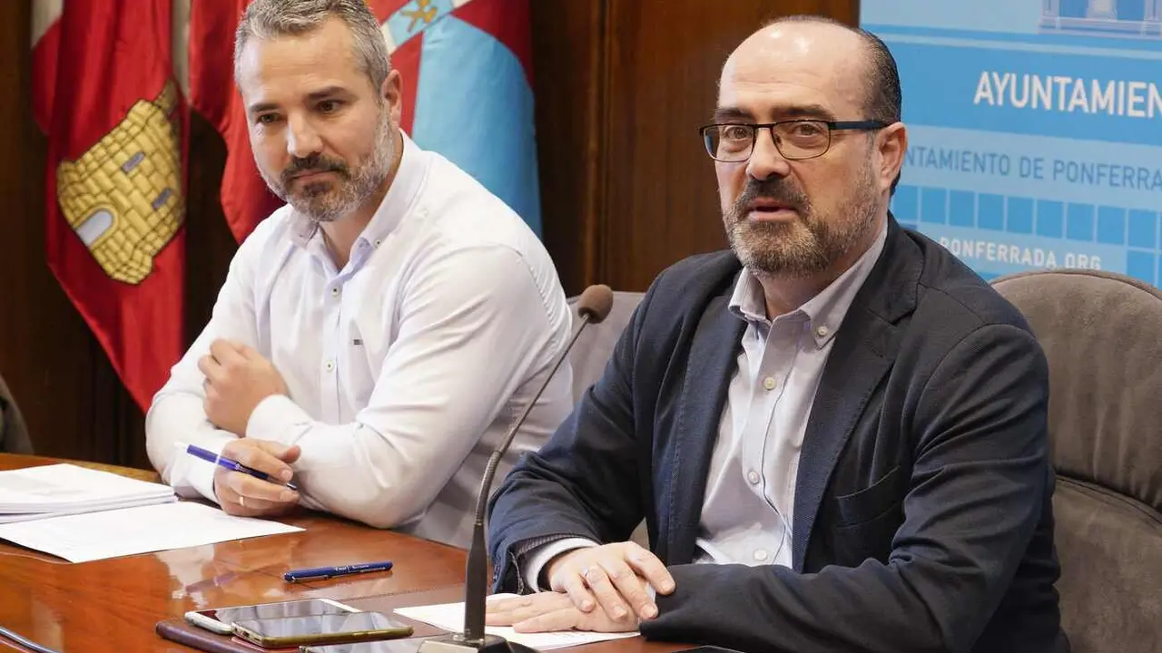 El alcalde de Ponferrada, Marco Morala (D), junto al concejal de Comercio, David Pacios (I), durante la presentación del contrato eléctrico en edificios municipales. Foto: César Sánchez