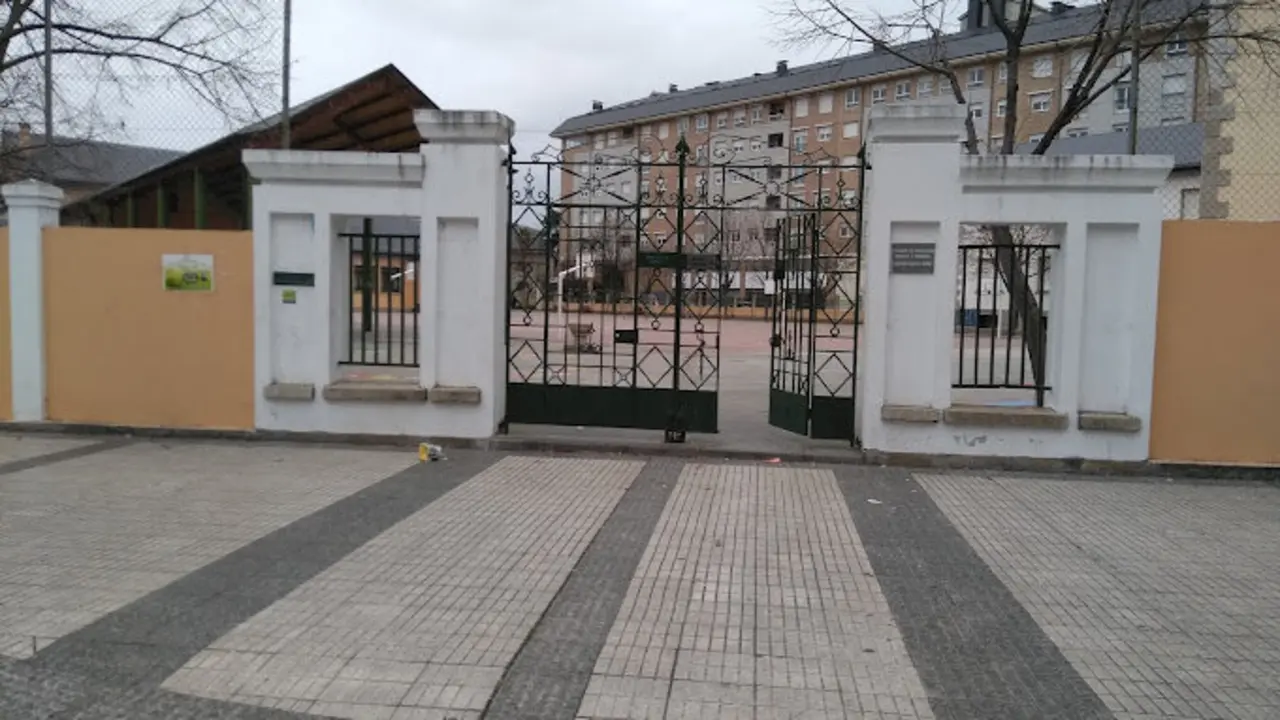 Imagen del acceso al centro.