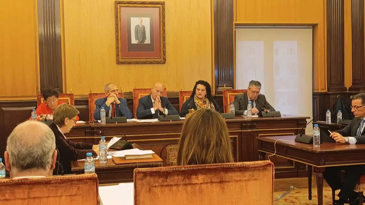 Un instante del pleno municipal celebrado este viernes en el Ayuntamiento de León.