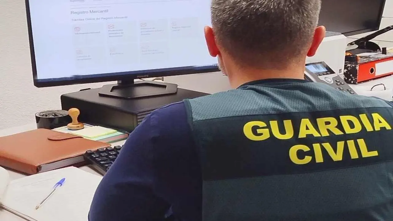 Efectivos de la Guardia Civil, trabajando en la unidad de delitos financieros.