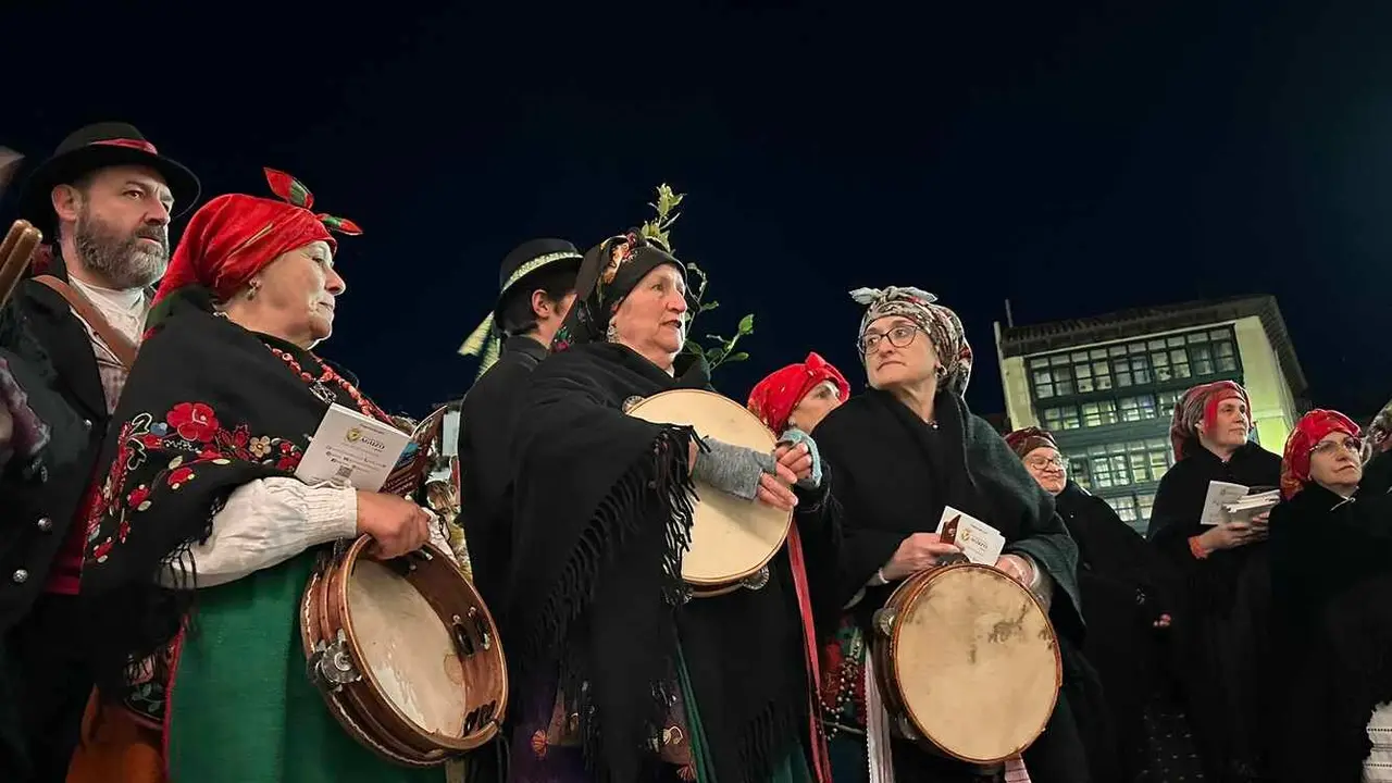 León ha vuelto a celebrar este sábado las Marzas o Rondas Leonesas en su XXV aniversario. Organizadas por la Asociación Cultural Aguzo, las Marzas han dado inicio desde la Plaza de San Marcelo. Fotos: Ayto León