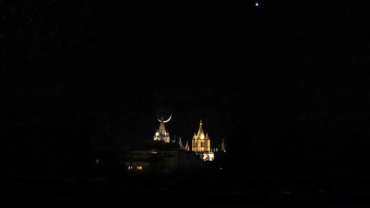 Lo ocurrido esta jornada es un fenómeno inusual con la Luna creciente iluminada en un 10%, creando una delgada curva sobre el horizonte y Venus, ubicado en la constelación de Piscis, brillando intensamente en el cielo crepuscular. Imágenes captadas por el fotógrafo de la Agencia Ical, Peio García.