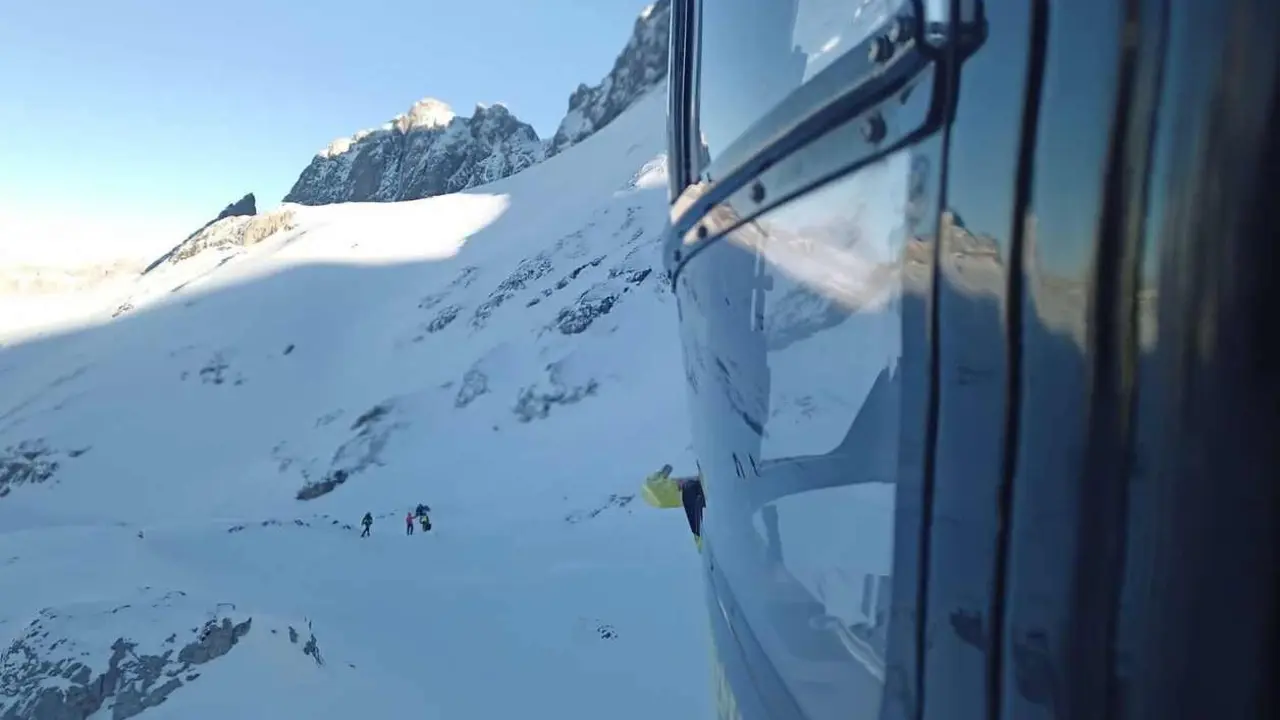 El helicóptero de Rescate de la Junta logró la localización final de los dos montañeros.