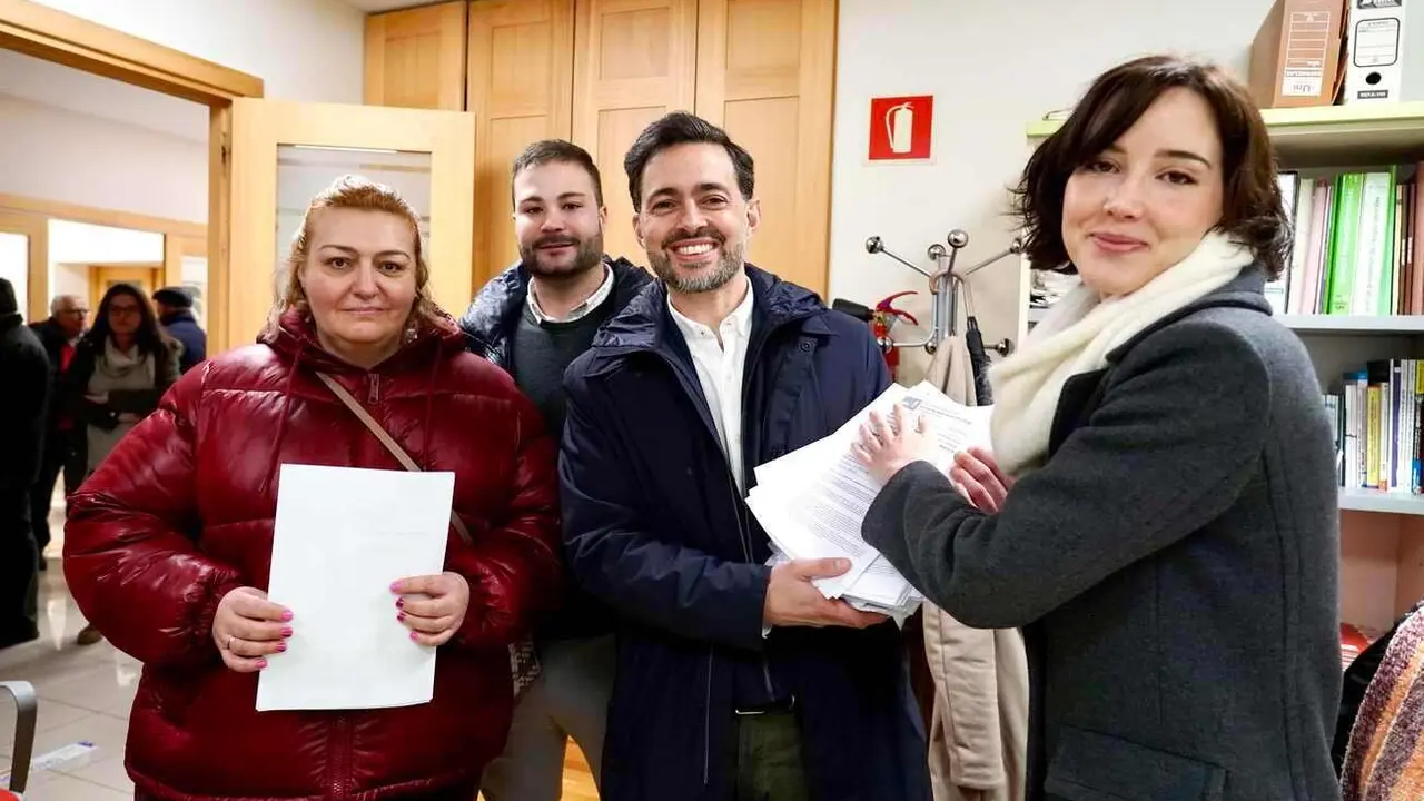 Diego Moreno presenta los avales de la precandidatura a la secretaría general del PSOE de León junto a la diputada Andrea Fernández Benéitez. Foto: Campillo