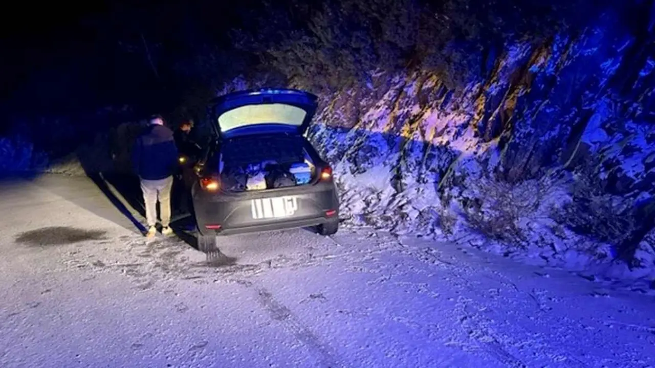 Imagen del vehículo en el que quedaron atrapados en la nieve.