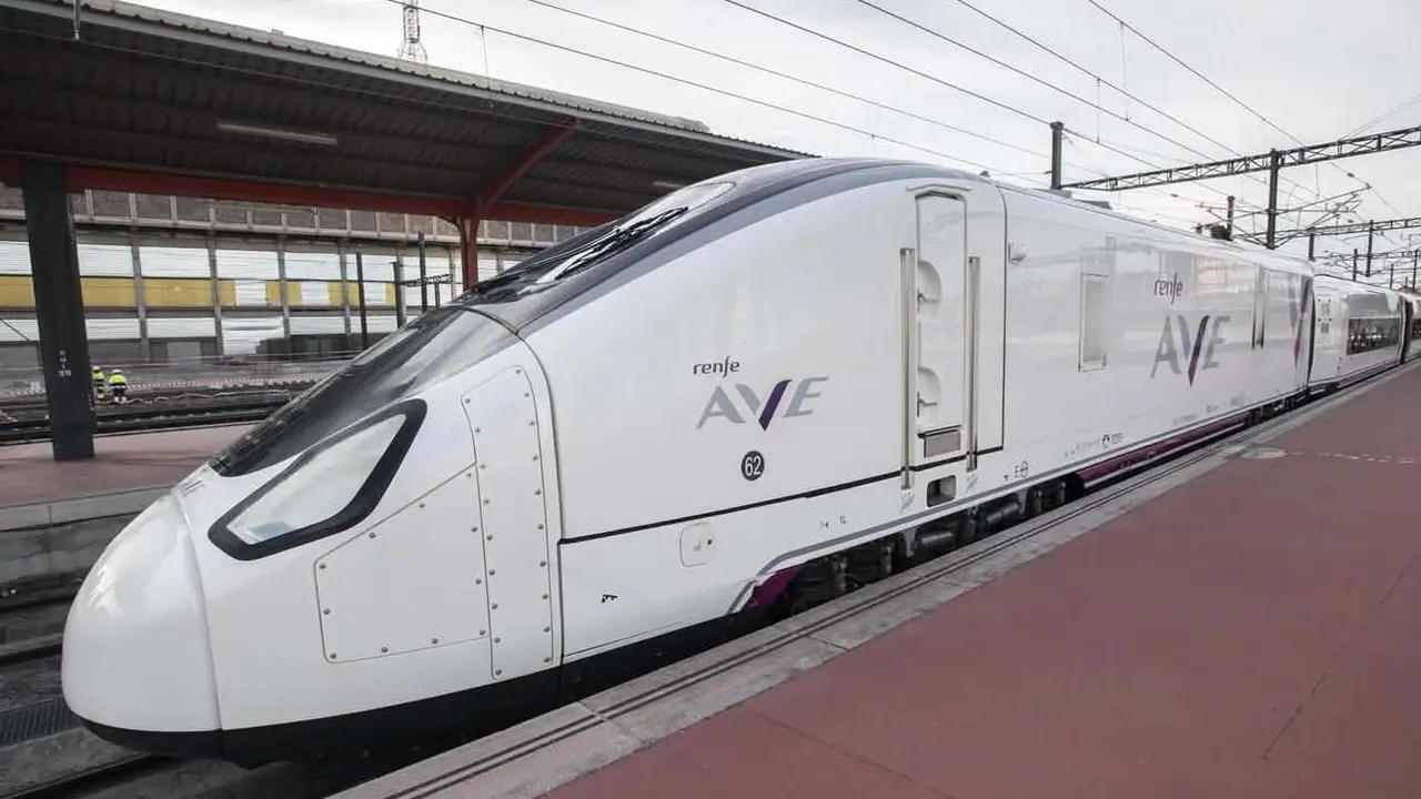 Imagen de un tren Ave a la espera de iniciar su trayecto.