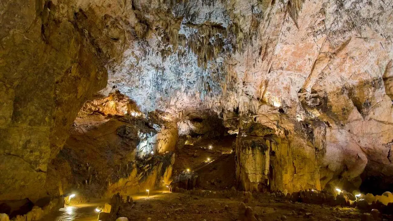 Imagen del interior de la Cueva de Valporquero.