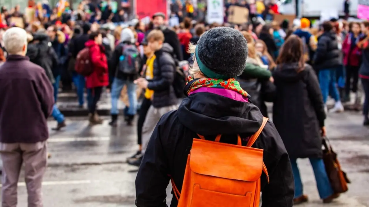 Imagen de archivo de personas en la calle.