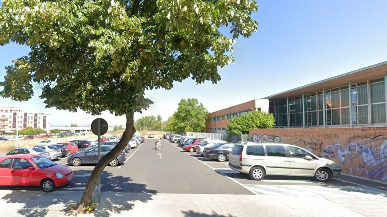 Imagen del aparcamiento del centro de salud Ponferrada III, en Flores del Sil.