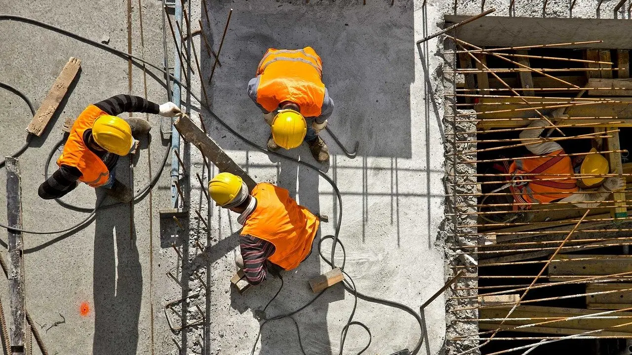 Imagen de archivo de unos trabajadores en la obra.