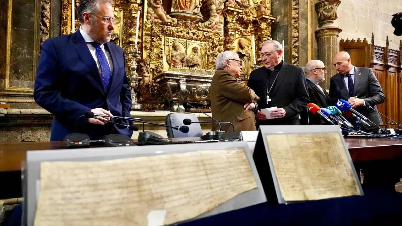 El consejero de Cultura, Turismo y Deporte, Gonzalo Santonja, presenta la restauración de los documentos ‘Nodicia de kesos’ y ‘Donación del Rey Silo’, pertenecientes al Archivo de la Catedral de León, con la presencia del alcalde, José Antonio Diez, y del presidente de las Cortes Autonómicas, Carlos Pollán