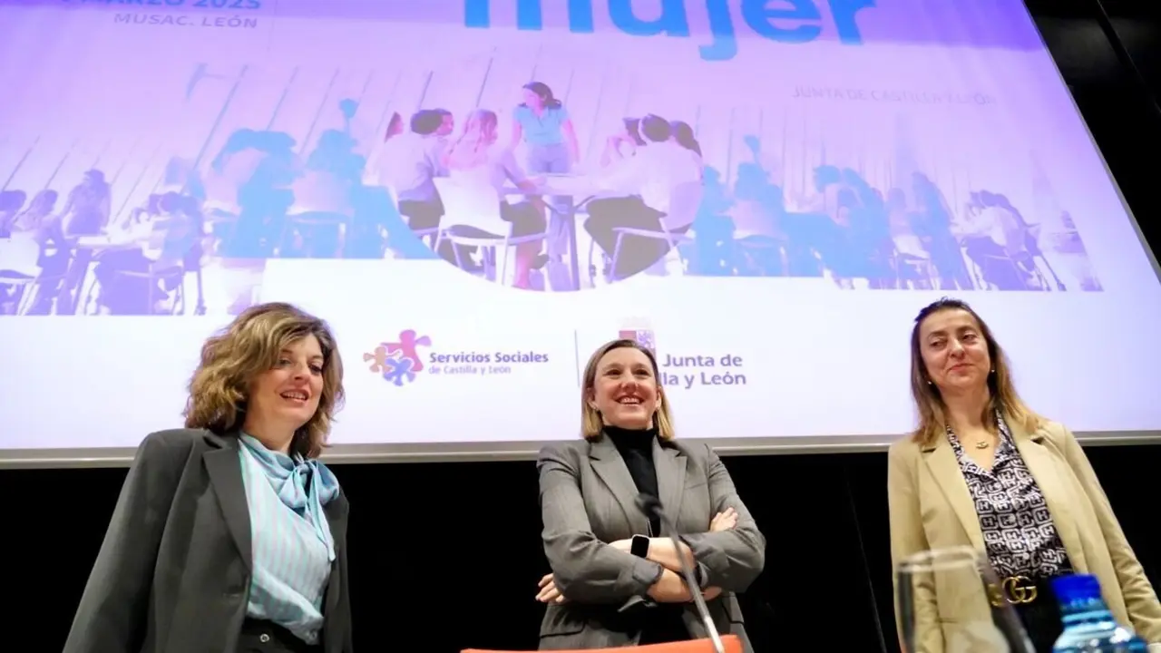 La vicepresidenta de la Junta y consejera de Familia e Igualdad de Oportunidades, Isabel Blanco, preside la reunión del Consejo Regional de la Mujer. Foto: Campillo.