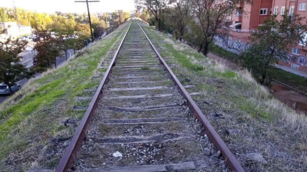 Imagen de las vías abandonadas del tren Ruta de la Plata.