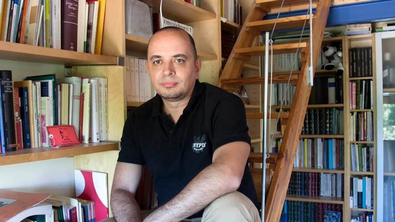 Juan Antonio González Iglesias en su biblioteca. Foto: David Arranz.