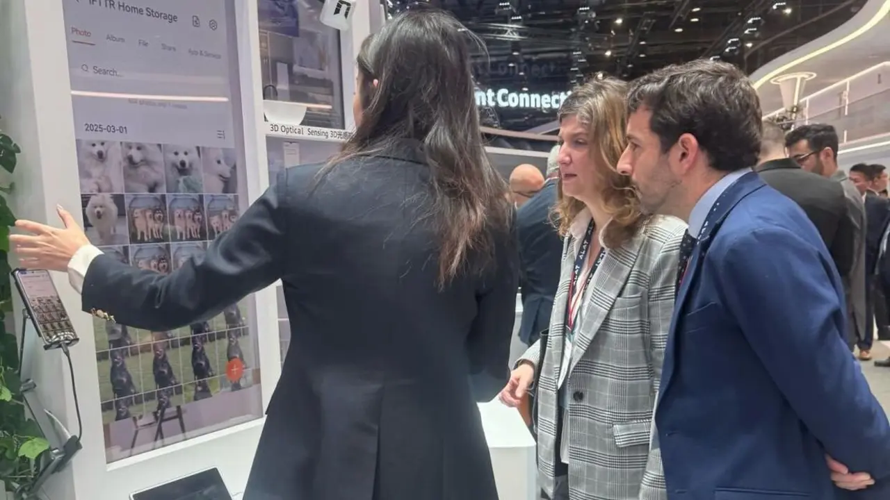 La rectora de la ULE y el vicerrector de Internacionalización y Compromiso Global participan en el Mobile World Congress.