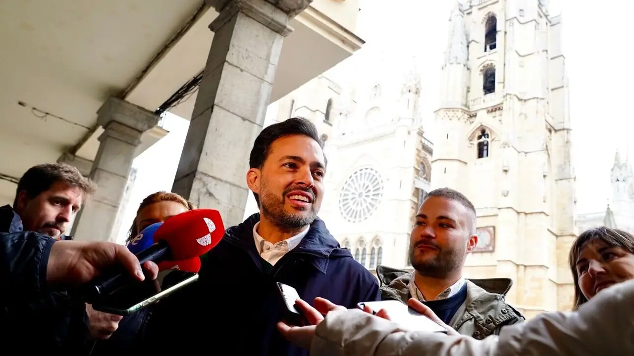 Diego Moreno atiende a los medios de comunicación tras la proclamación de candidaturas a secretaría provincial del PSOE de León. Foto Campillo.
