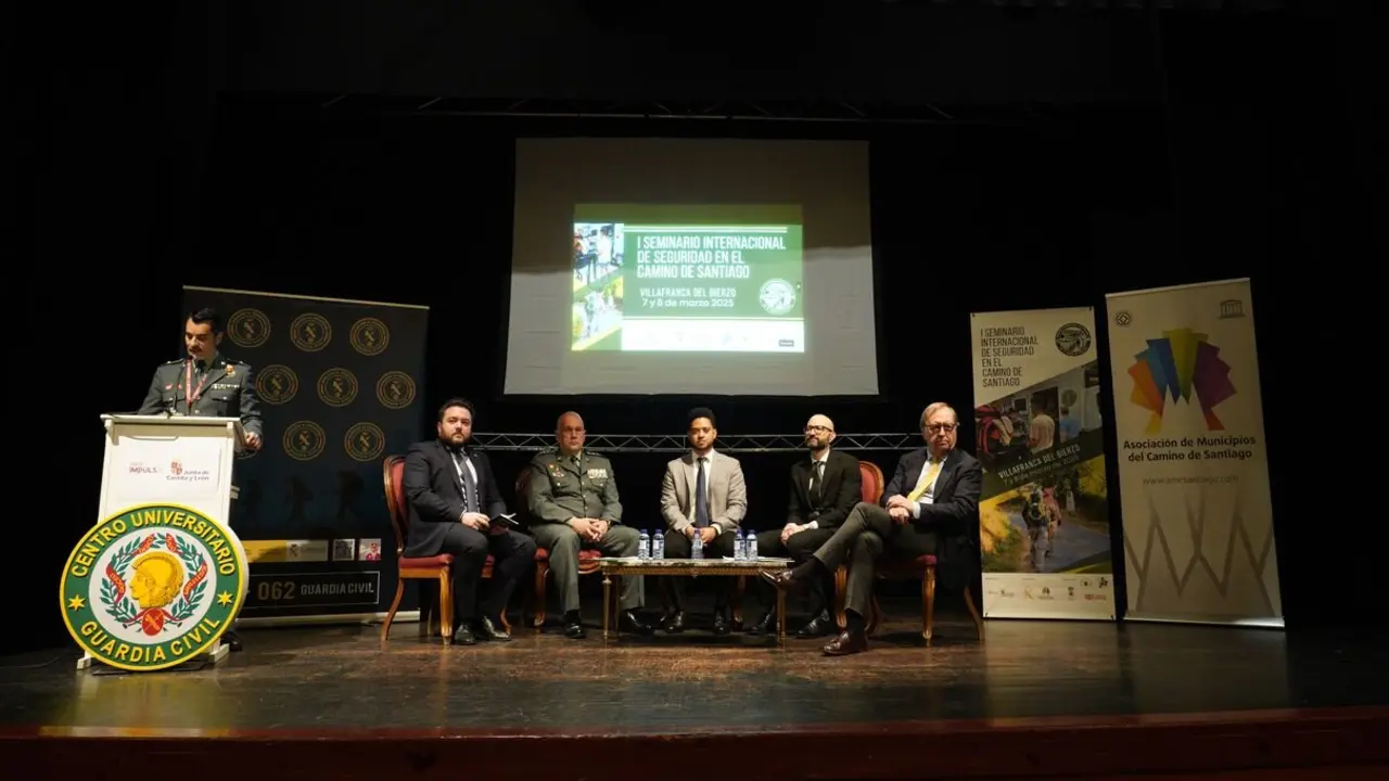 El director general de Turismo de la Junta de Castilla y León, Ángel González Pieras, el subdelegado del Gobierno en León, Héctor Aláiz, el teniente coronel de la Guardia Civil, Miguel Cañellas, el vicepresidente de la Asociación de Municipios del Camino de Santiago, Araquistáis Oserín, y el alcalde de Villafranca del Bierzo, Anderson Batista, participan en el I Seminario Internacional sobre Seguridad en el Camino de Santiago. Foto: César Sánchez.