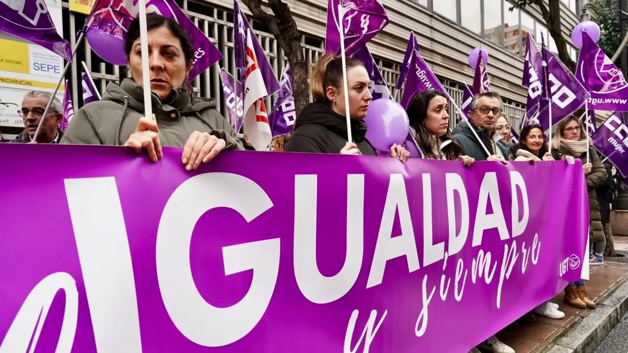 Concentración convocada por CCOO y UGT en León con motivo del Día Internacional de la Mujer