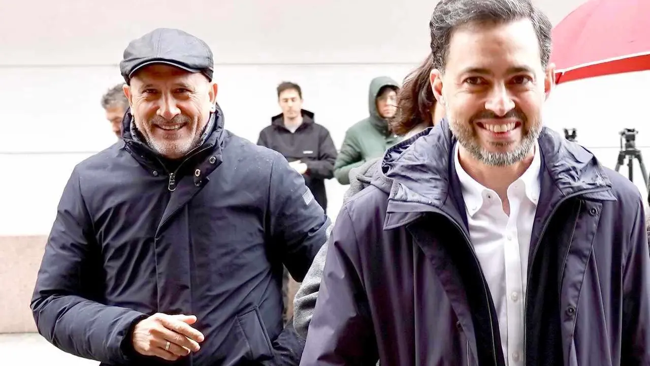 Miguel Ángel Rey (I), miembro de la agrupación socialista de Bembibre, junto al candidato a la secretaría provincial del PSOE, Diego Moreno.