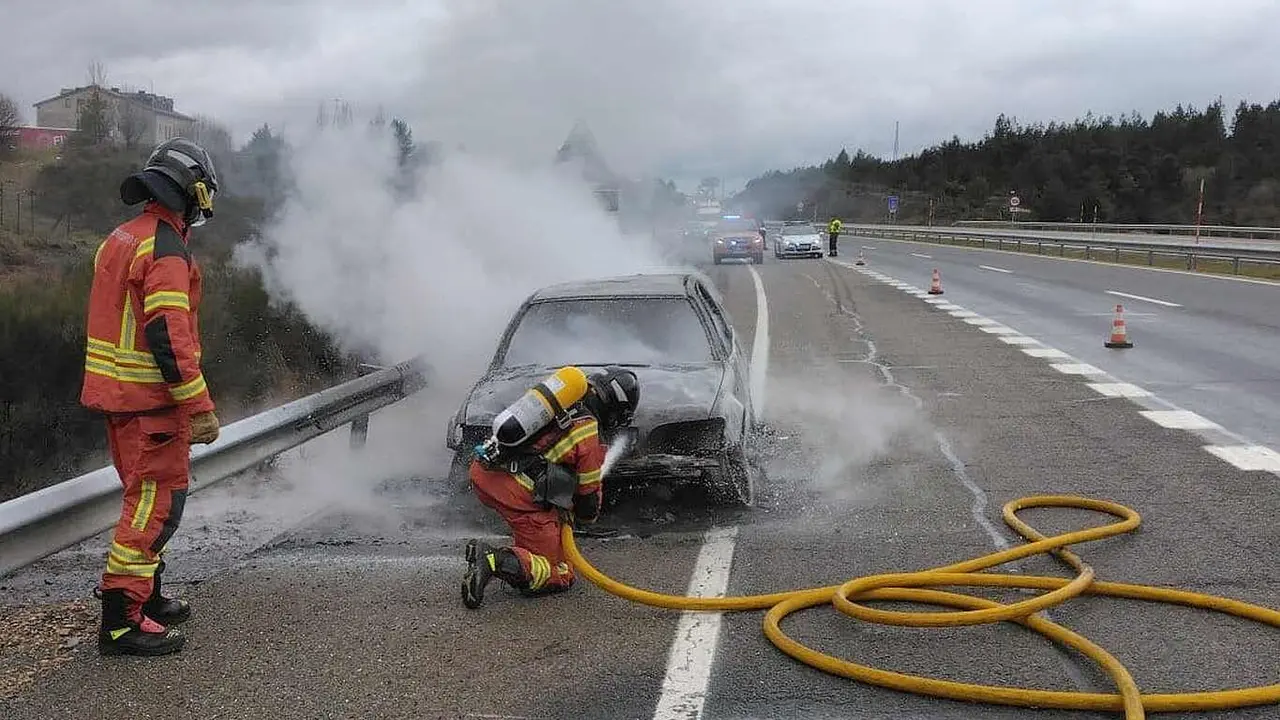 Efectivos del Sepeis proceden a la extinción del incendio en el lugar del suceso: Foto: Sepeis