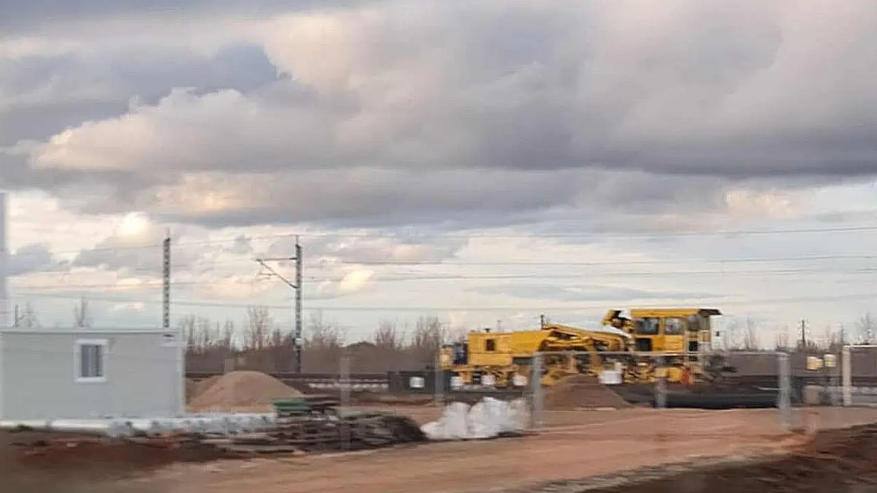 Maquinaria pesada trabajando esta misma semana en la ampliación de la vía del AVE a León.