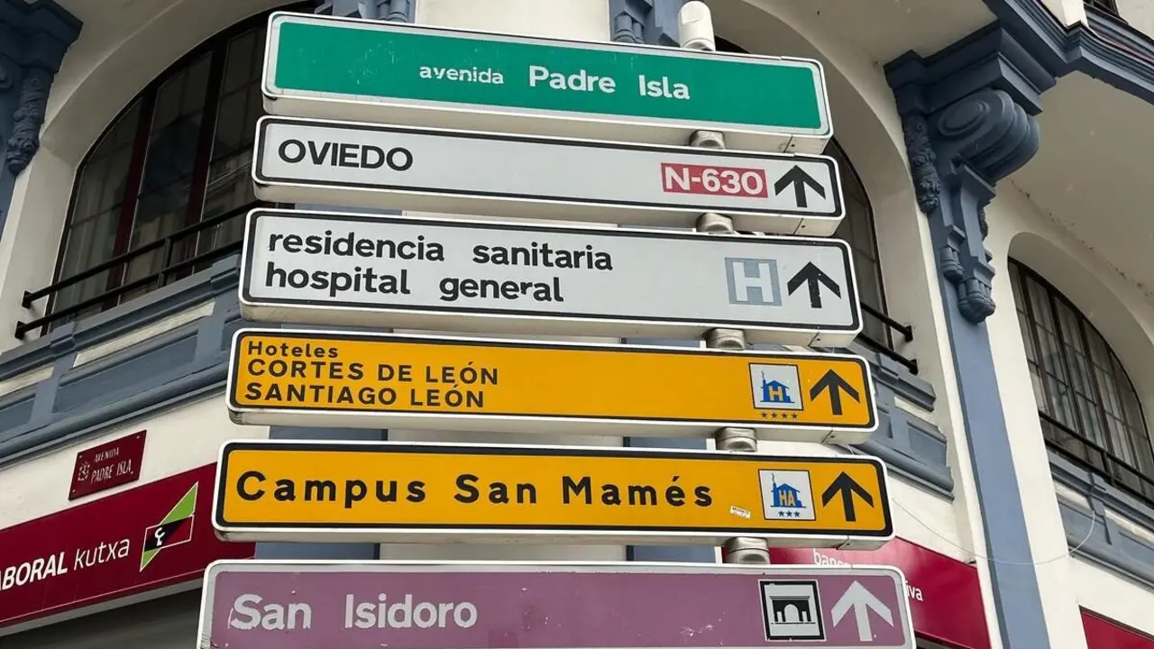 Imagen de una cartelería con información en León.