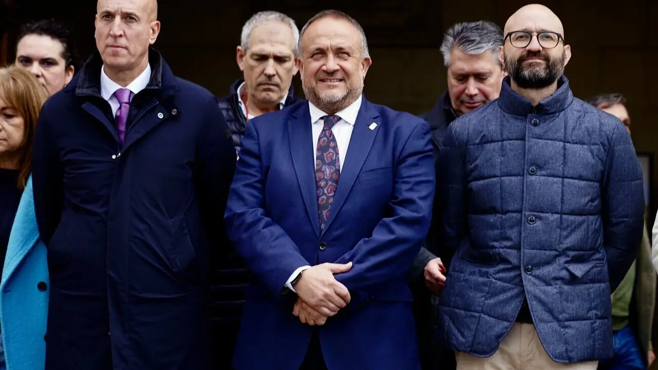 El presidente de la Diputación, Gerardo Álvarez Courel; el alcalde, José Antonio Diez y el subdelegado del Gobierno, Héctor Alaiz, asisten, entre otras autoridades al minuto de silencio en conmemoración del Día Europeo de las Víctimas del Terrorismo. Ponferrada se suma a estos actos con una concentración con representación de instituciones, fuerzas de seguridad y sociedad. Fotos: Campillo | César Sánchez