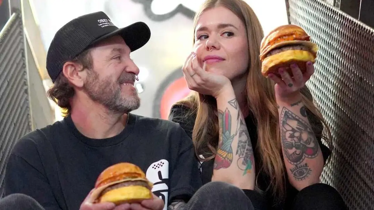 Una hamburguesa de Le&oacute;n, la mejor de Espa&ntilde;a. En la imagen, los propietarios de The Carnivan junto a la creaci&oacute;n premiada.