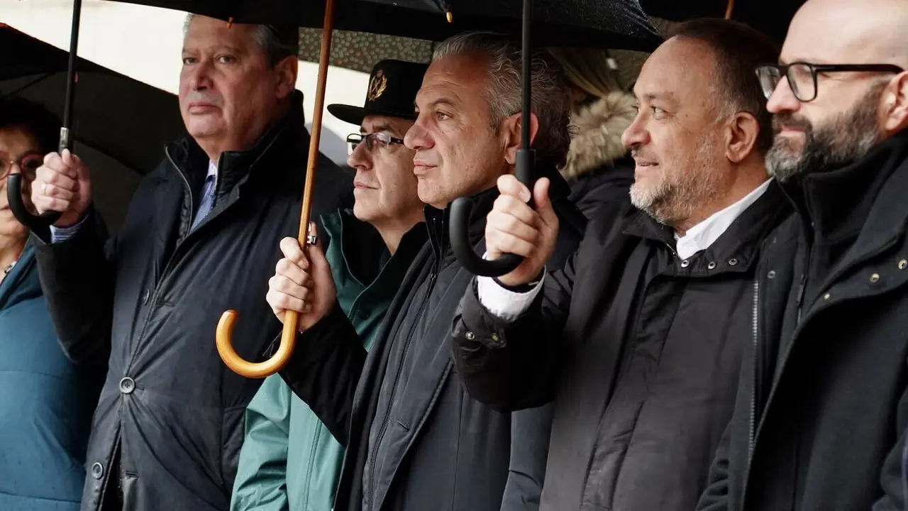 El delegado del Gobierno, Nicanor Sen,  preside el minuto de silencio por la primera víctima de violencia de género este año en Castilla y León, en un acto en la capital leonesa, en la sede de la Subdelegación. Foto: Campillo | Heraldo