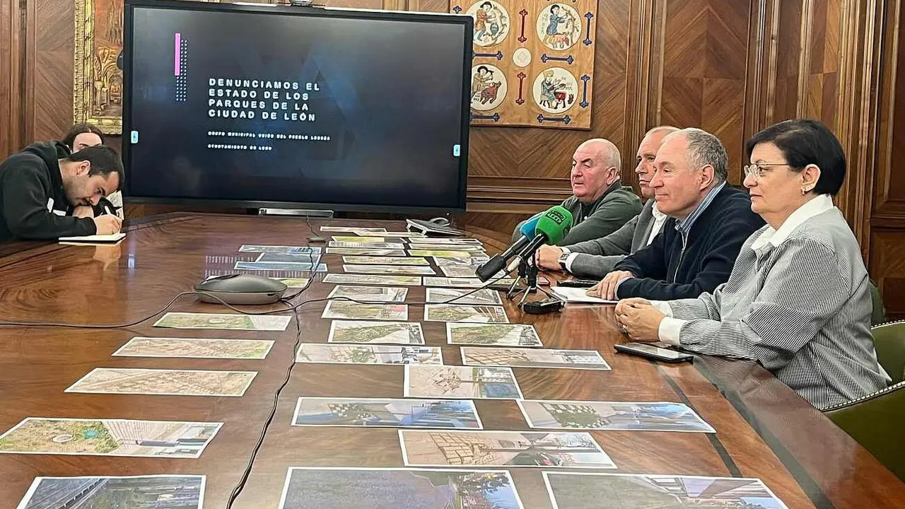 Los concejales de UPL, este jueves, durante su rueda de prensa.