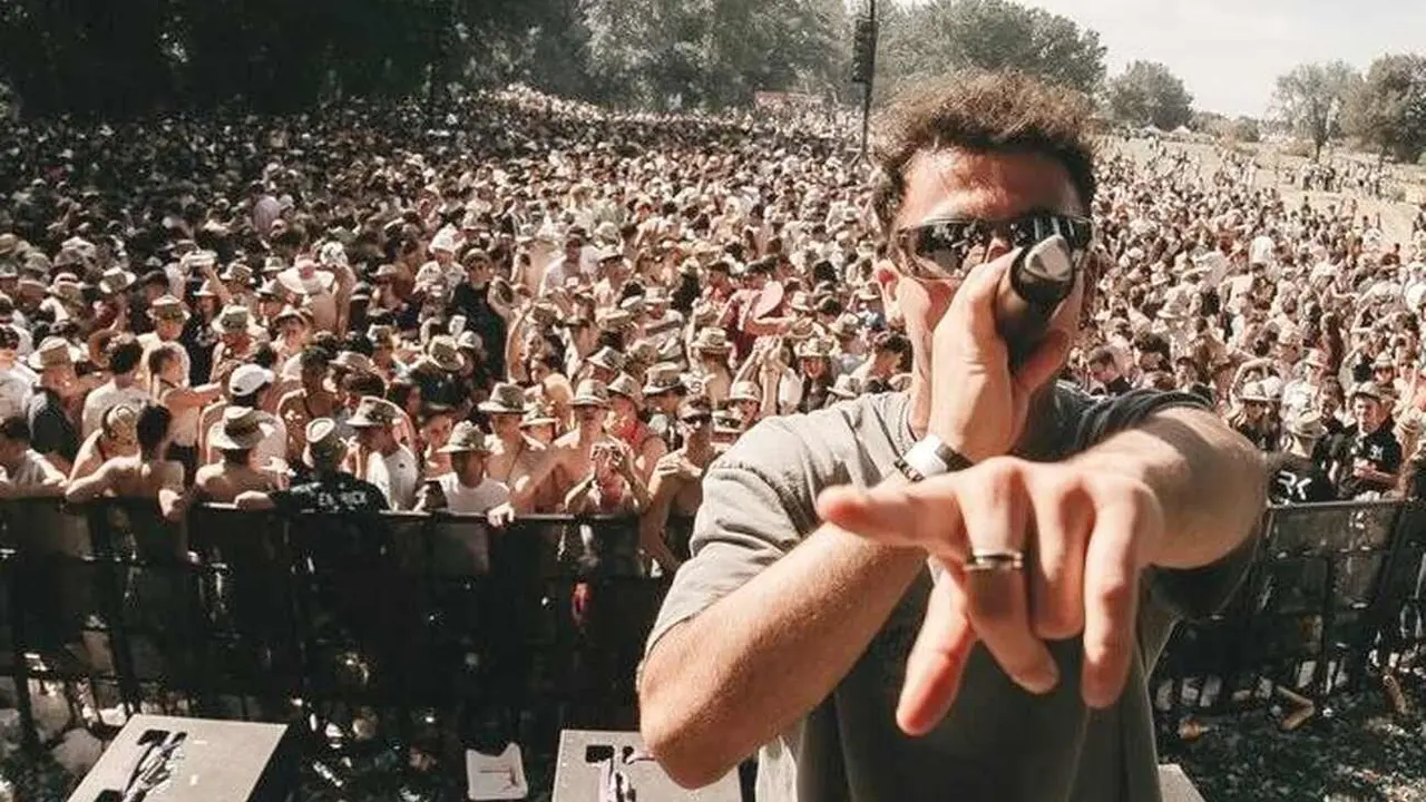 Marcos Fernández catando en el escenario del Monoloco Fest en octubre de 2023.
