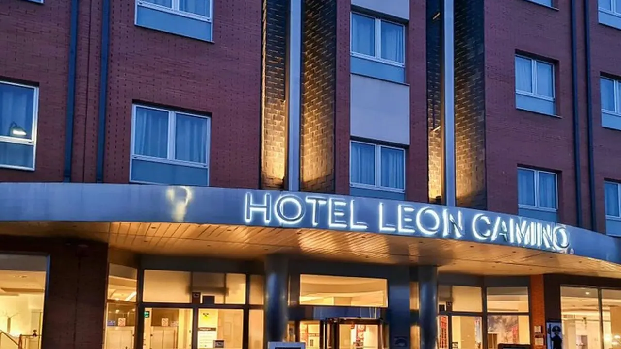 Imagen de la fachada del Hotel León Camino.