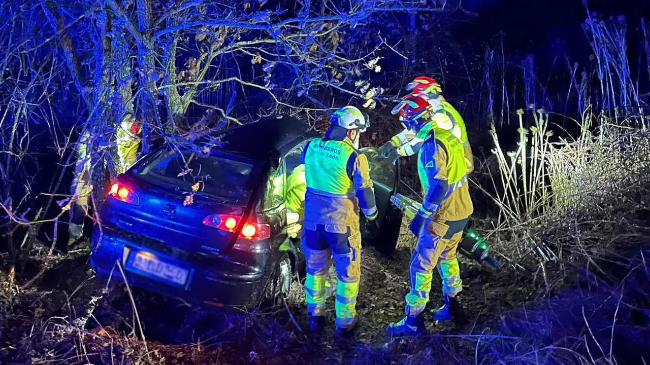 Bomberos intervienen un accidente.