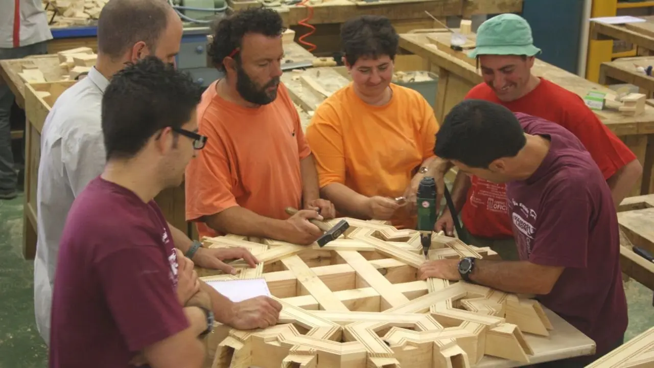 Un taller de carpintería para crear una pieza para el Centro de Interpretación del Artesonado de Vallecillo.