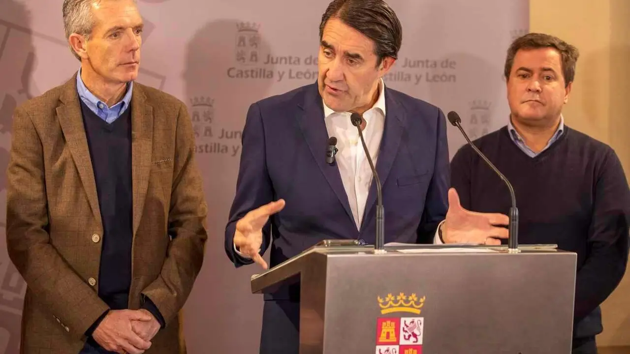 El consejero de Medio Ambiente, Vivienda y Ordenaci&oacute;n del Territorio, Juan Carlos Su&aacute;rez-Qui&ntilde;ones visita La crecida del Adaja inunda el sur de &Aacute;vila.