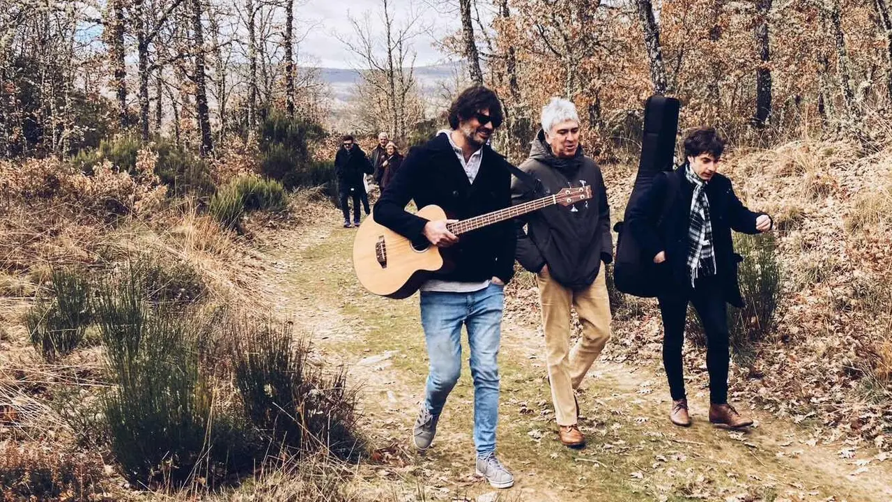 La Fundación Club 45 de Alejandro Diez Garín regala a sus visitantes paseos por la campiña de La Maragatería guitarra en mano. Las imágenes han sido realizadas por Mary Wilson para la propia fundación.