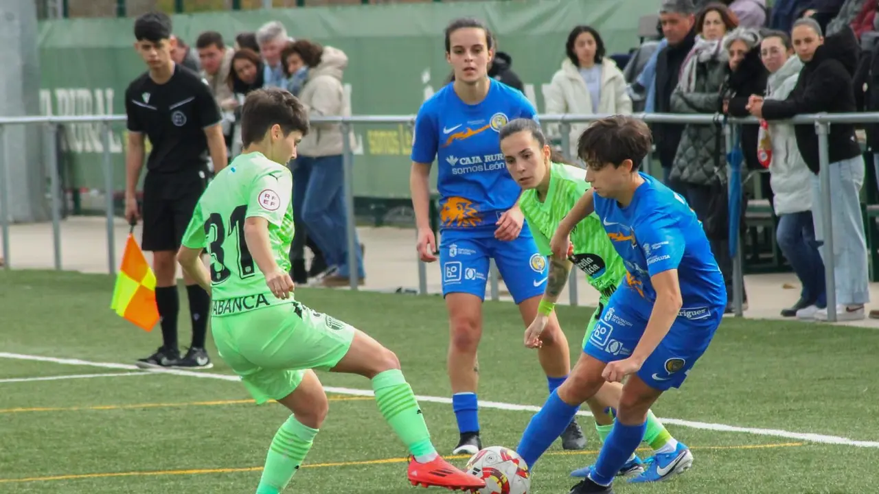 Una jugada del partido del Olímpico de León ULE contra el CD Lugo.