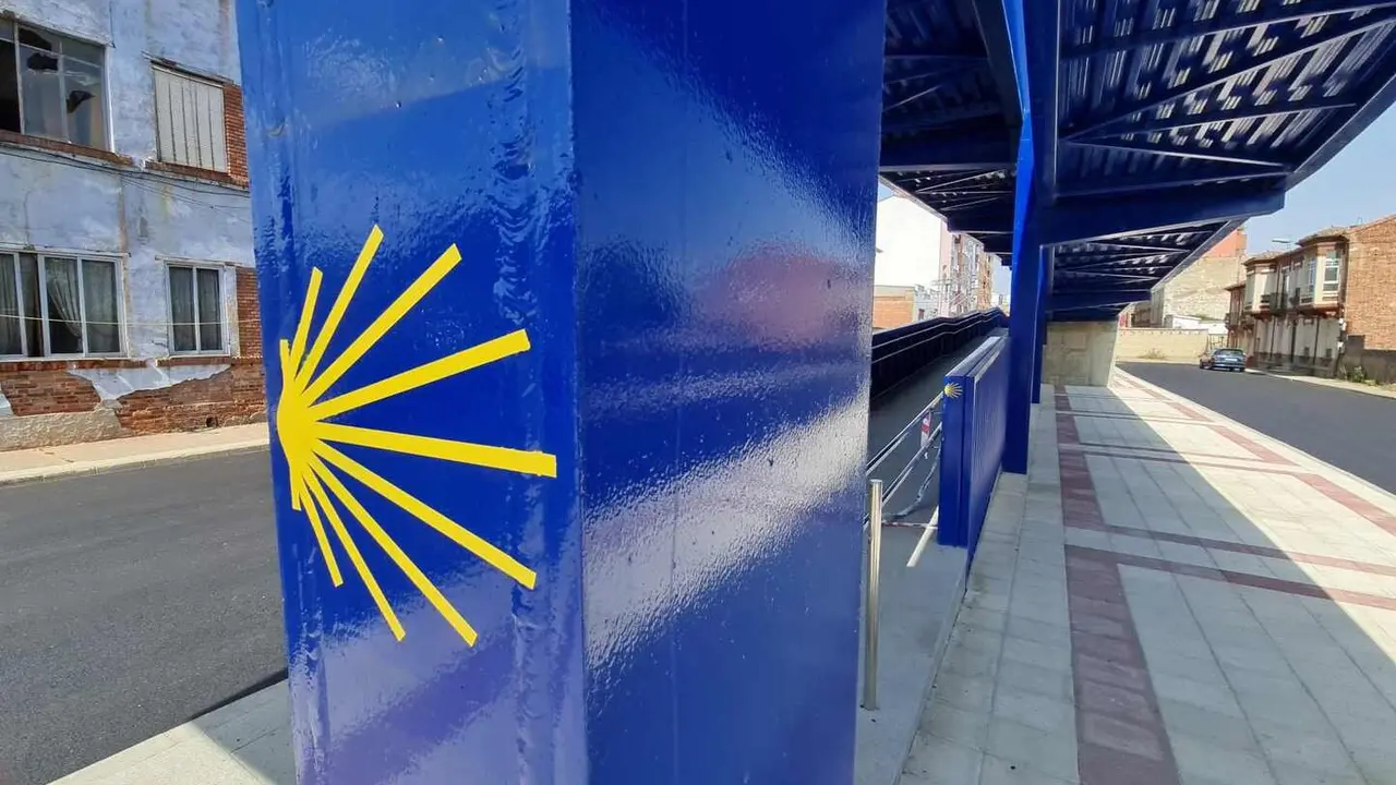 Imagen de la pasarela, inutilizada desde que fuera levantada con un coste de 1,2 millones de euros.