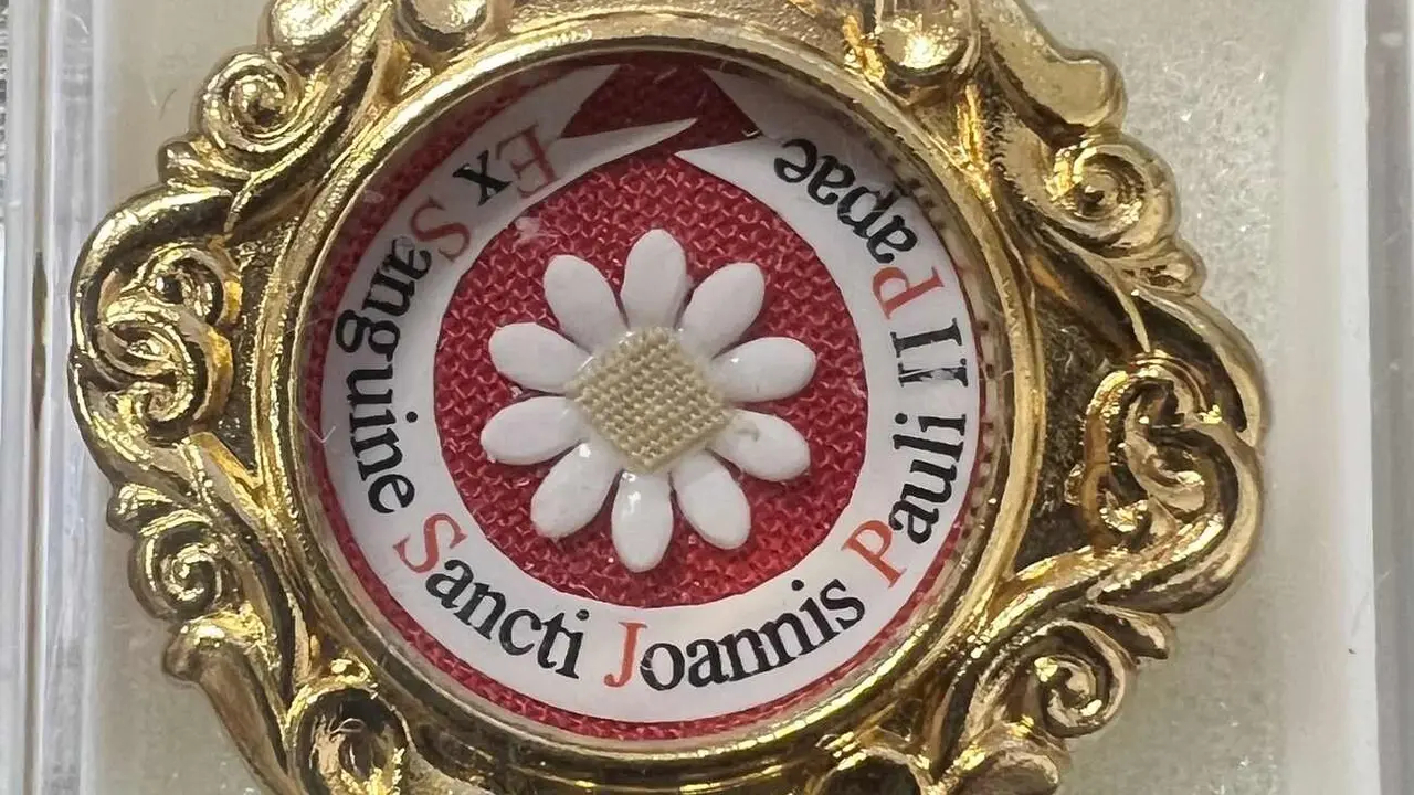 Imagen de la reliquia de Juan Pablo II que ahora ha llegado a la cofradía leonesa.