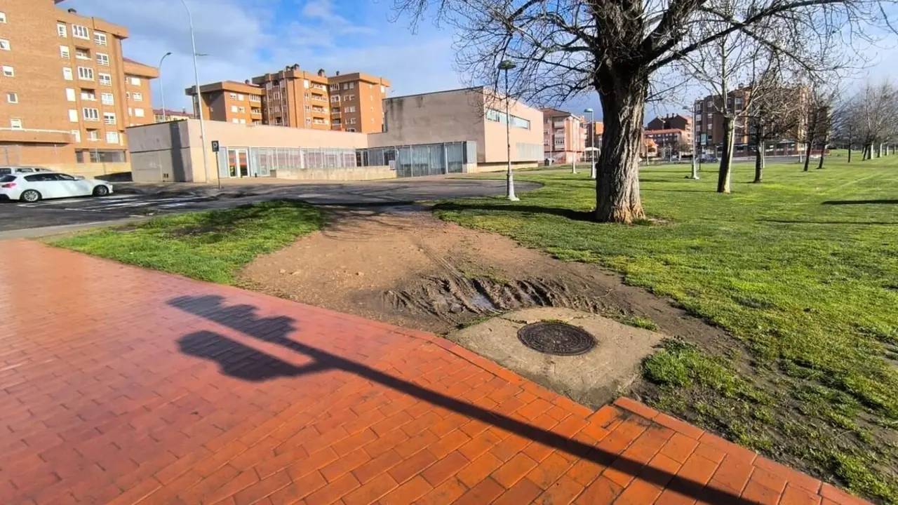 UPL solicita al equipo de gobierno que mejore los caminos que se forman en los jardines por el paso natural de los ciudadanos.