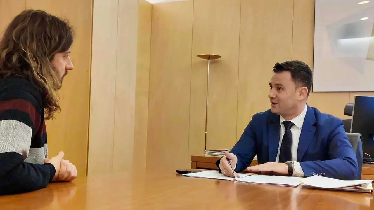 Un instante del encuentro entre el representante de la plataforma y el secretario general de los socialistas en León.
