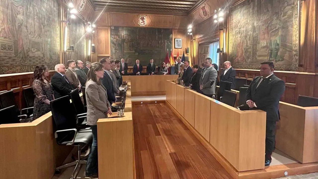 El pleno de la Diputación de León comenzaba con un minuto de silencio por Genaro Martínez, exdiputado provincial y exalcalde del municipio de Cimanes del Tejar.