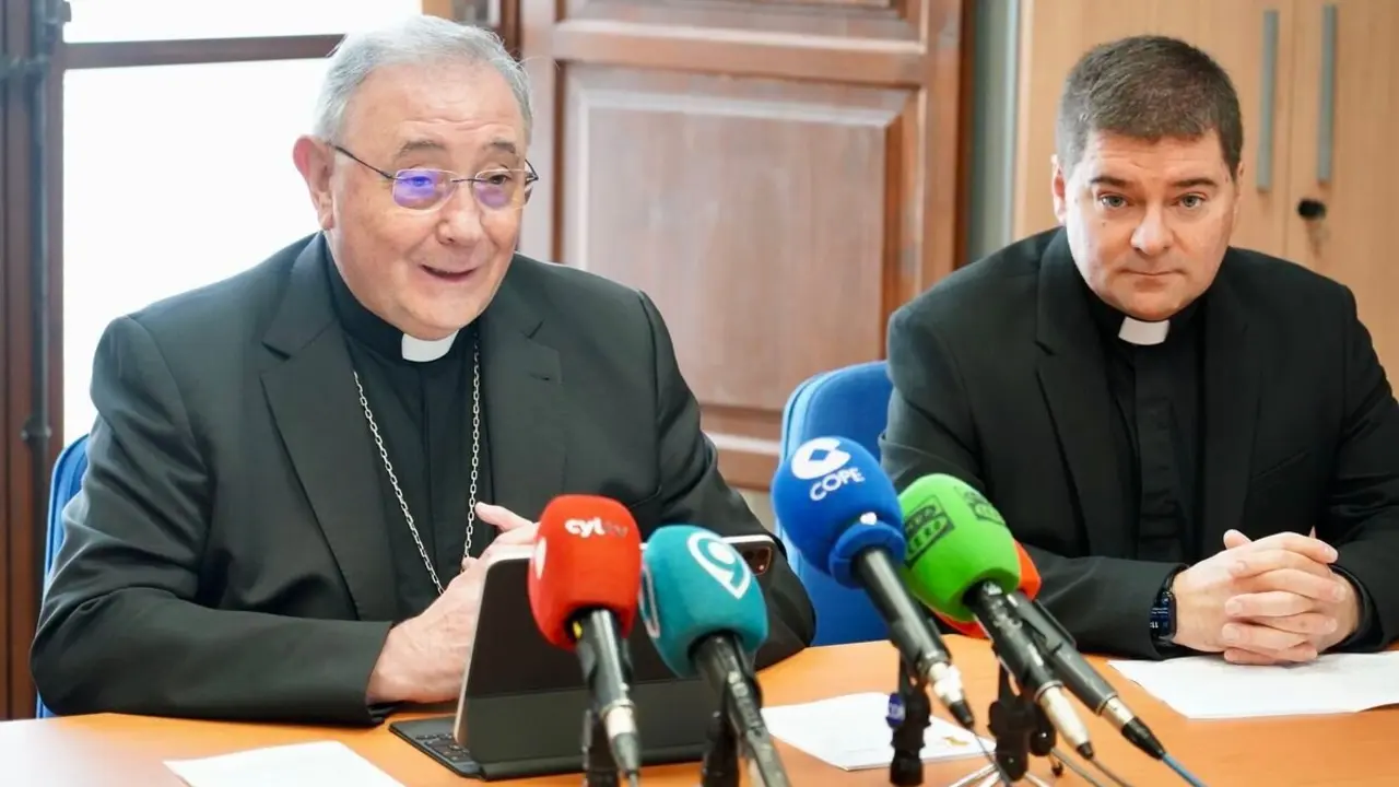 El obispo de León, Luis Ángel de las Heras, y el vicario general de la Diócesis, Luis García, presentan los Premios San Froilán. Foto: Campillo.