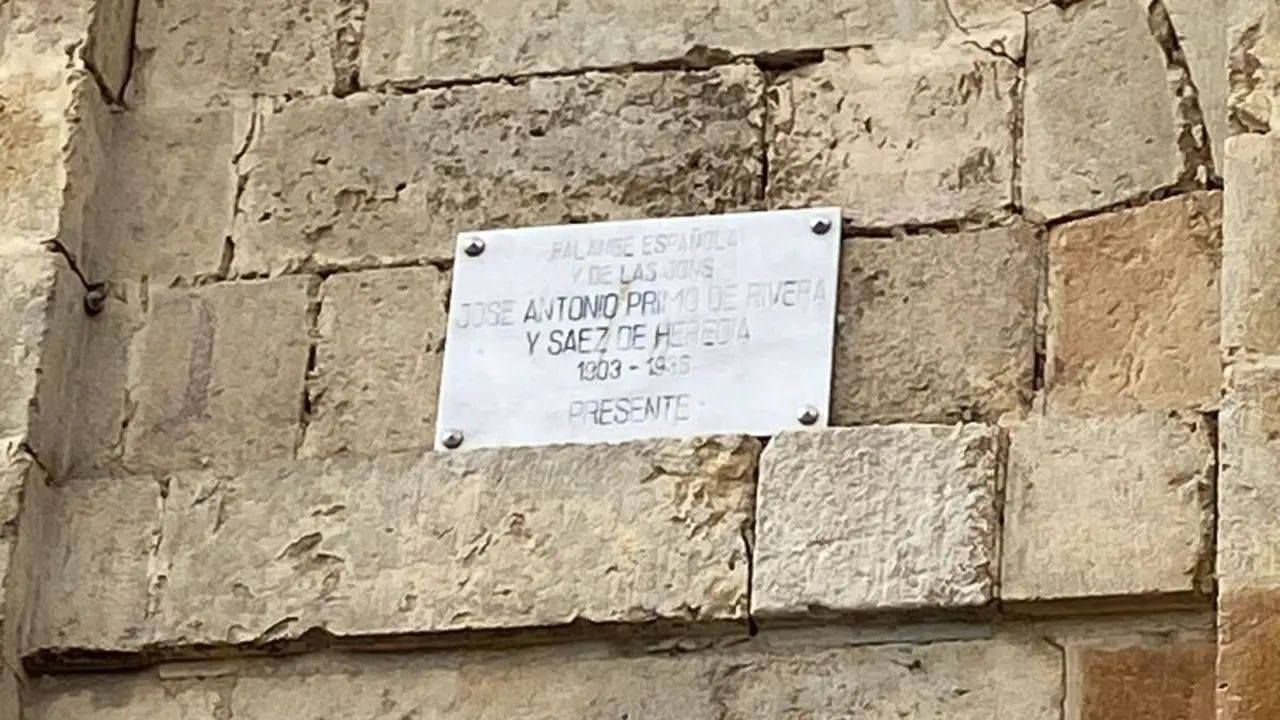 Placa adosada a la iglesia de San Marcelo en honor a José Antonio Primo de Rivera que será retirada en los próximos días en cumplimiento de la Ley de Memoria Democrática.