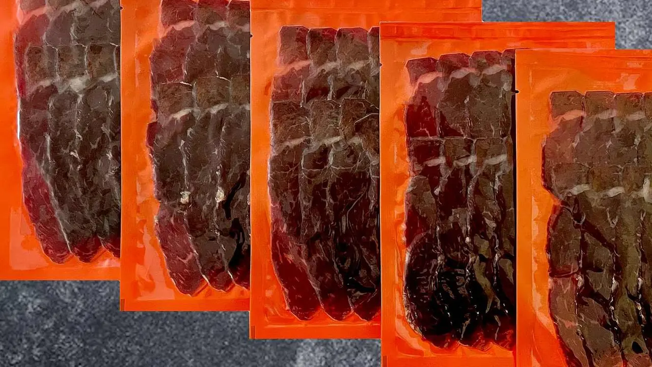 Empaquetados de cecina, un producto que la UPL pedía en los kit de supervivencia recomendados por la UE.