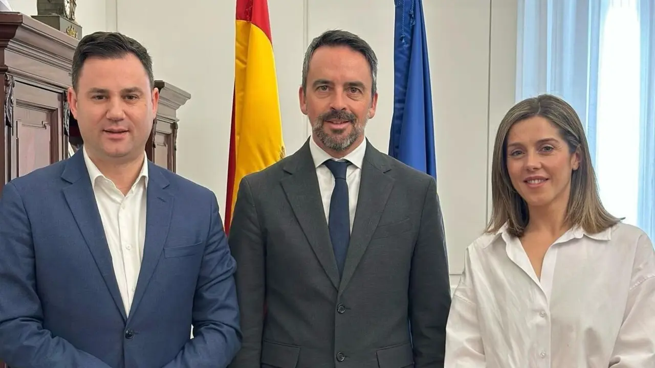 (I - D) Javier Alfonso Cendón, secretario general del PSOE de León; Manuel Olmedo, secretario de Estado de Justicia; y Lorena Valle, secretaria de Igualdad del PSOE de Castilla y León.